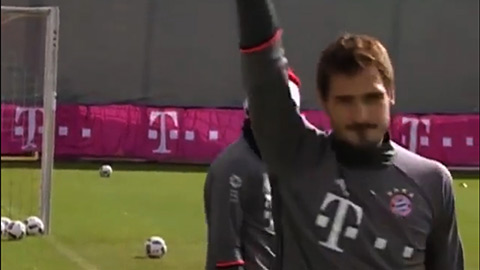 Mats Hummels ghi bàn cực dị trên sân tập