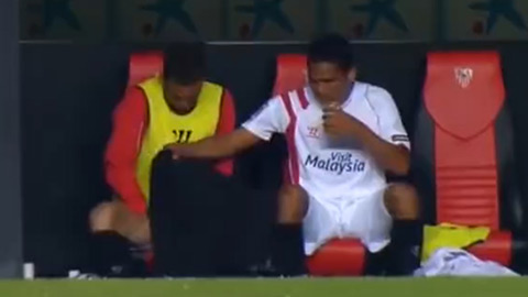 Tiểu bậy ngay trên ghế dự bị