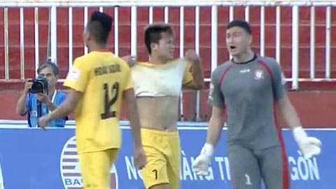 Hàng thủ Hải Phòng hú hồn khi tưởng bị thổi Penalty