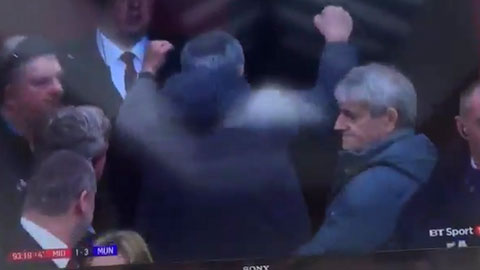Mourinho ăn mừng hài hước trong đường hầm sau trận thắng đậm