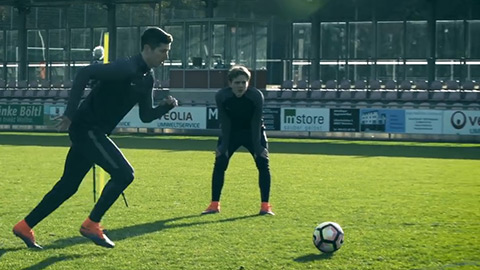 Học cách sút bóng của Lewandowski