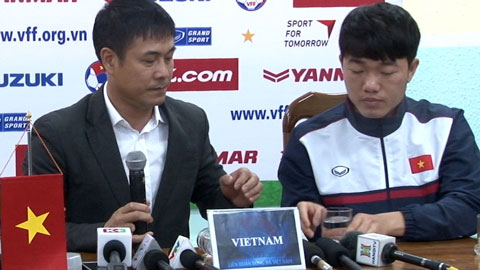 Xuân Trường rót nước mời thầy Hữu Thắng