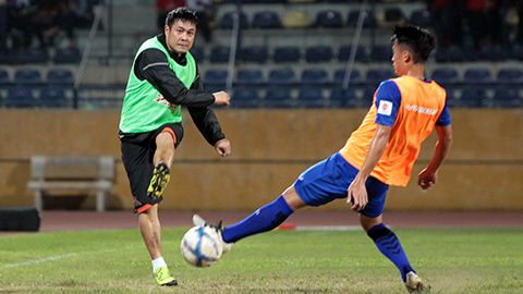 HLV Hữu Thắng lừa bóng dẻo kẹo qua Công Phượng