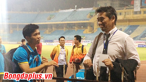 Công Phượng nói chuyện với chuyên gia Nhật sau khi ghi bàn đẹp mắt