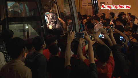 Tuyển thủ Việt Nam phải nhờ lực lượng an ninh để rời khỏi Hàng Đẫy