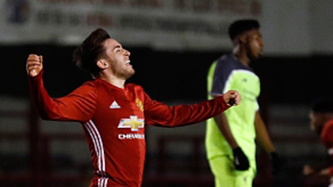 Tiền vệ U18 M.U nã đại bác tung lưới đội trẻ Liverpool 