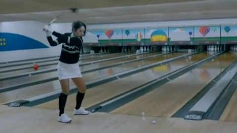 Hot-girl Hàn Quốc gây sốt khi dùng golf chơi Bowling