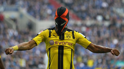 Aubameyang hóa thân thành siêu nhân sau khi ghi bàn