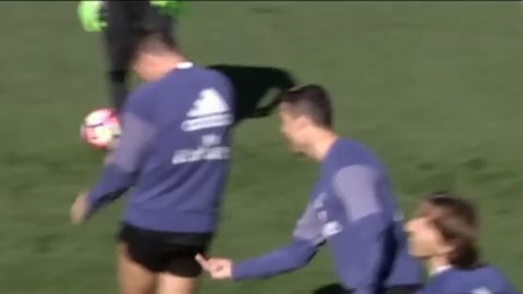 Ronaldo chọc ngón tay vào mông Pepe trên sân tập