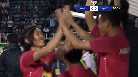 Tuấn Anh xuất hiện trên cabin, ăn mừng khi HAGL ghi bàn 