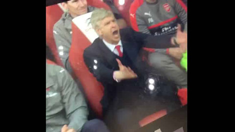 Wenger tức tối đập chai nước khi Aguero ghi bàn