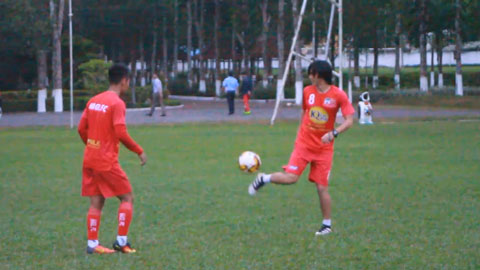 Tuấn Anh tâng bóng bằng má ngoài điệu nghệ với Văn Sơn