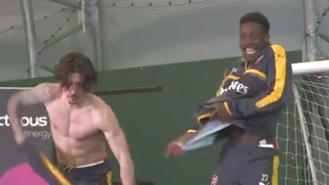 Bellerin vs Welbeck: Ai... cởi quần áo chậm hơn?
