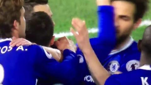 Hazard đập cả vào mặt Fabregas khi ăn mừng bàn thắng
