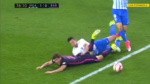 Barca mất oan 1 quả penalty?