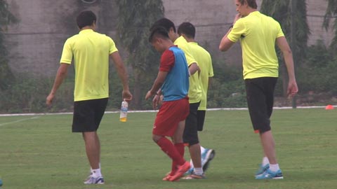 U20 Việt Nam: Minh Dĩ tập tễnh rời sân