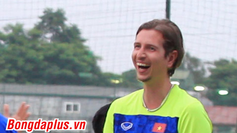 Tân binh U20 Việt Nam khiến chuyên gia vật lý trị liệu cười như pháo rang