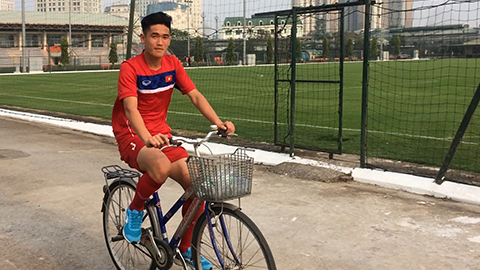 Trung vệ U20 Việt Nam phóng xe đạp như gió quanh sân tập 