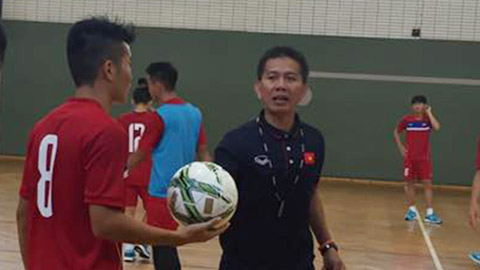 U20 Việt Nam chơi bóng ném trong sân futsal 