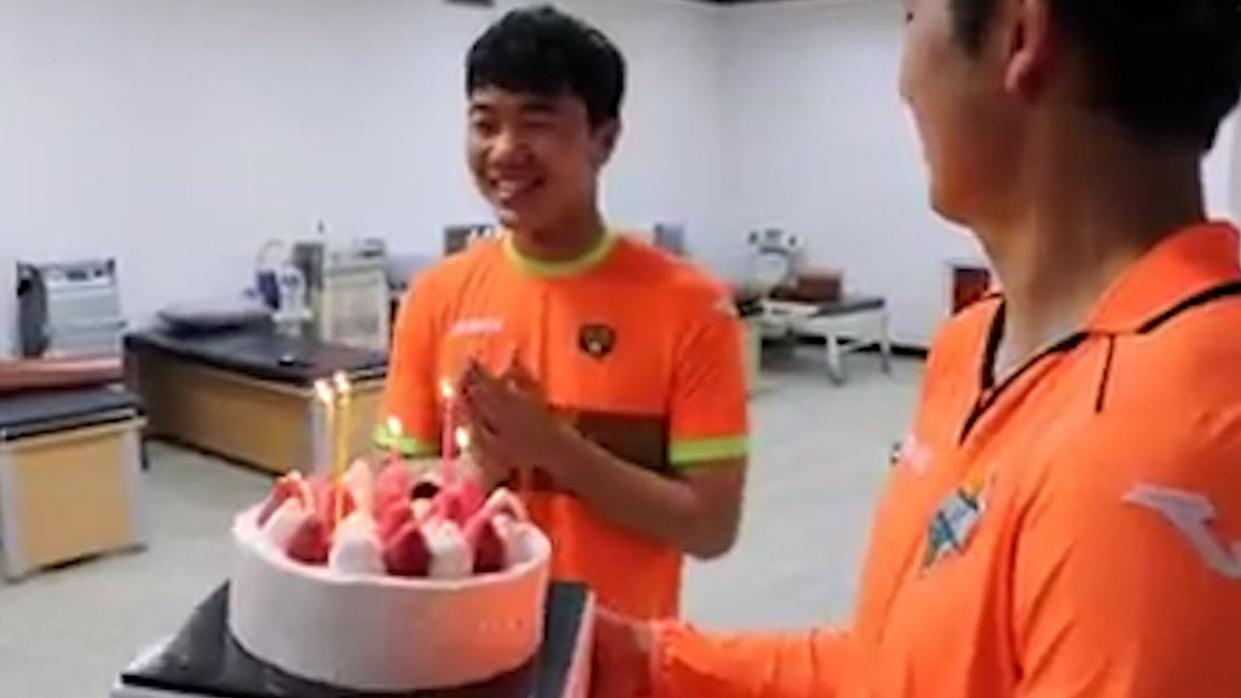 Xuân Trường hạnh phúc khi nhận quà sinh nhật của đồng đội ở Gangwon