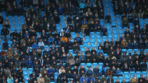 Sân Etihad trống vắng khi Man City đối đầu M.U