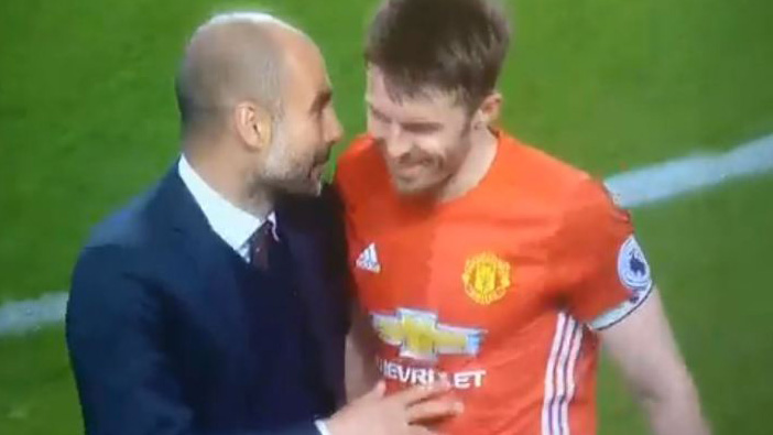 Pep thì thầm thân mật gì với Carrick sau trận?