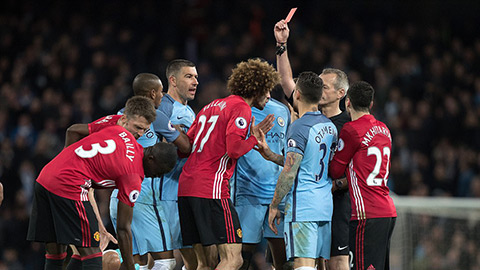 Fellaini bị đuổi, M.U vẫn kiếm được 1 điểm trước Man City