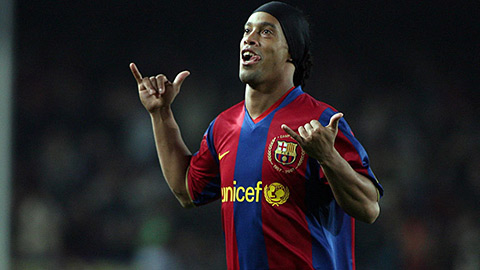 Ronaldinho tái hiện tuyệt kỹ mắt lác trước đội huyền thoại Real