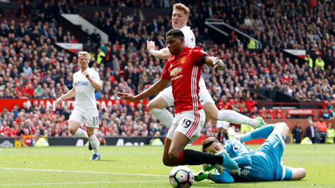 Rashford ăn vạ thô thiển kiếm phạt đền cho M.U