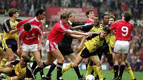 Những vụ ẩu đả điên rồ mỗi khi Arsenal chạm trán M.U 