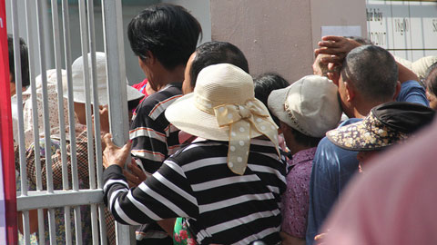 Chen lấn, bị móc điện thoại khi mua vé xem U20 Việt Nam đá U20 Argentina