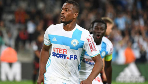 Evra chống đẩy ăn mừng khi ghi bàn đầu tiên tại Ligue 1 sau 11 năm