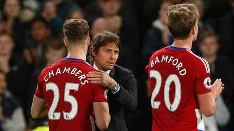 HLV Conte bắt tay động viên từng cầu thủ Middlesbrough sau khi họ xuống hạng