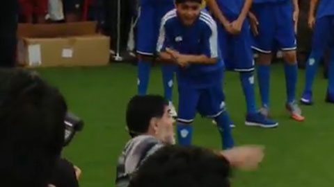 Maradona ngã chổng vó trên sân sau khi tranh bóng với cầu thủ nhí