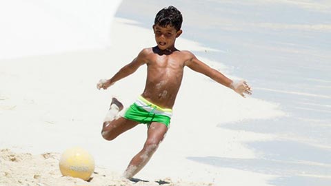 Xem con trai Ronaldo chơi bóng và ghi bàn