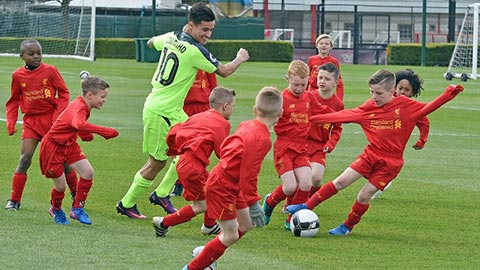 Coutinho đọ sức với 30 cầu thủ U9 Liverpool