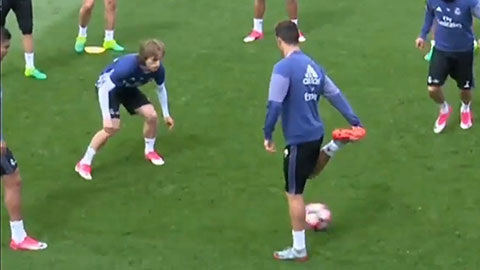 Ronaldo sáng tạo ra kỹ thuật mới trên sân tập