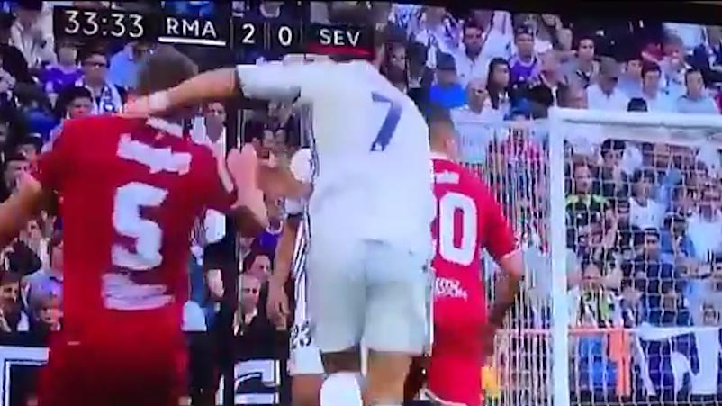 Ronaldo tát vào mặt cầu thủ Sevilla