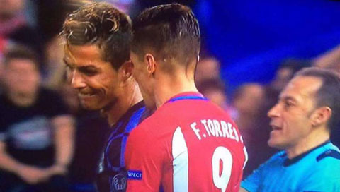 Những video độc, lạ tuần qua: Torres và Ronaldo sỉ nhục nhau trên sân