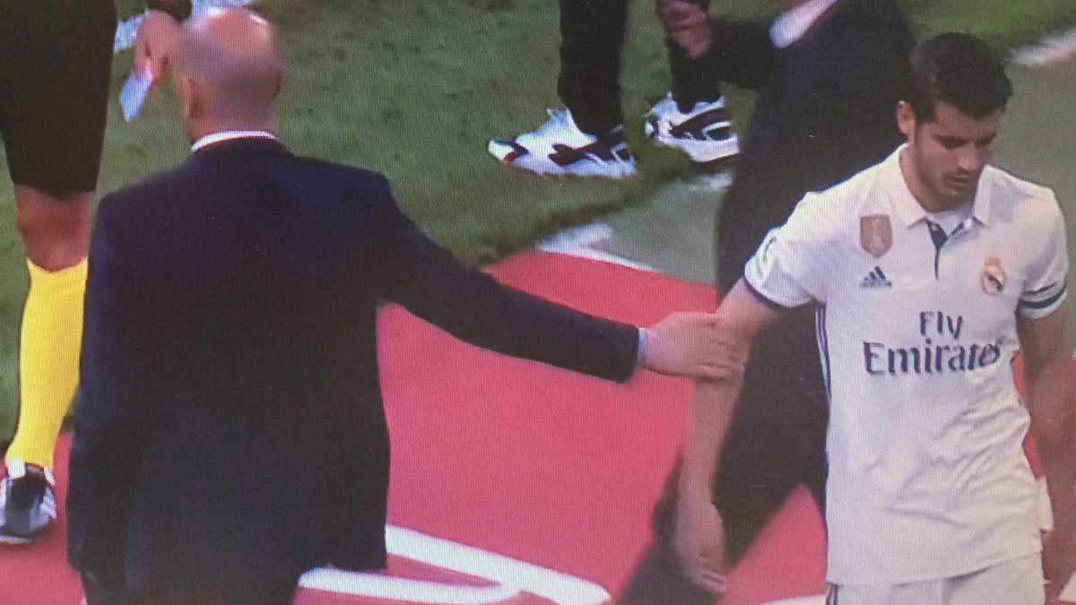 Morata tức giận, không thèm bắt tay HLV Zidane khi bị thay ra