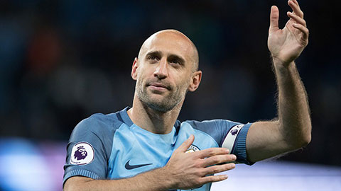 Zabaleta bật khóc khi nói lời chia tay CĐV Man City