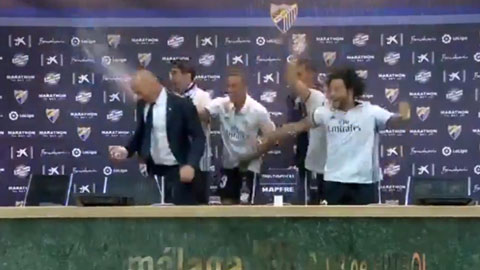 Zidane bị học trò tắm sâm panh khi đang họp báo