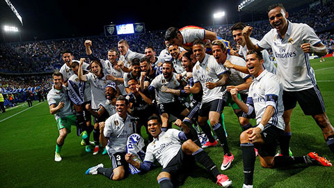 Các sao Real Madrid ùa ra sân ăn mừng chức vô địch