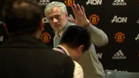 Mourinho vào họp báo đúng 10 giây