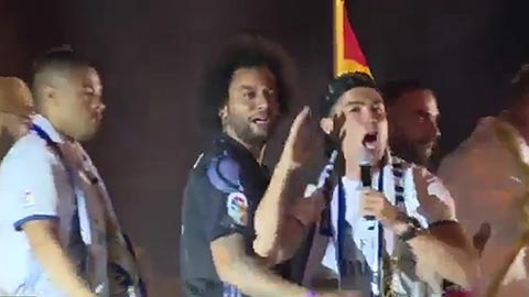 Ronaldo hát như say rượu trước hàng nghìn CĐV