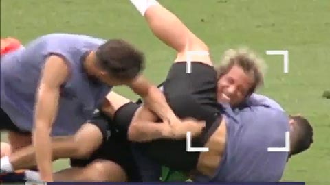 Cười nghiêng ngả với màn vật nhau của Ronaldo và Coentrao