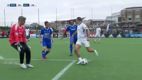 Ryan Giggs gây sốt khi ghi bàn mà không cần nhìn