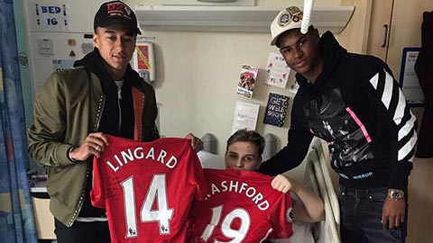 Rashford và Lingard thăm các nạn nhân bị khủng bố 