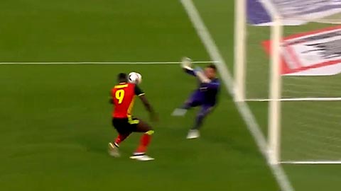 Lukaku bỏ lỡ cơ hội khi cách khung thành 1m
