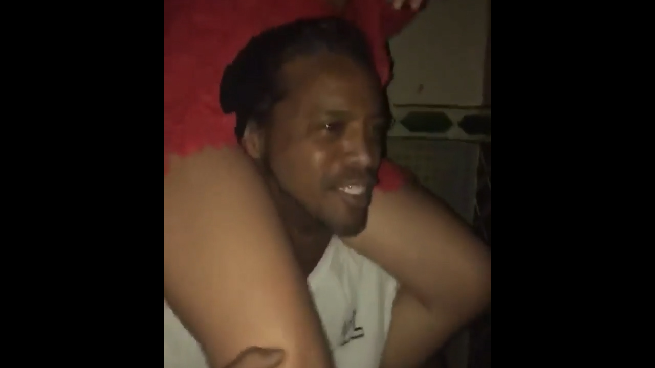 Chân dài mặc bikini ngồi lên cổ Ronaldinho thác loạn